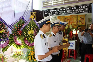 Huyền thoại mẹ hiến vàng đóng tàu không số ảnh 2