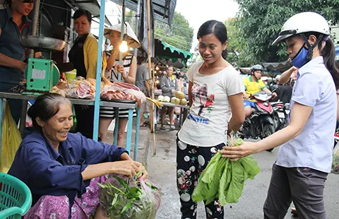 Hãy nhìn vào bữa cơm công nhân! ảnh 1 Hãy nhìn vào bữa cơm công nhân! ảnh 1