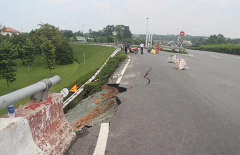 Ngập, kẹt xe chưa từng thấy ở TP.HCM ảnh 5