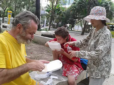 Châu ‘từ thiện’ ở Công viên 23-9 ảnh 2 Châu ‘từ thiện’ ở Công viên 23-9 ảnh 2