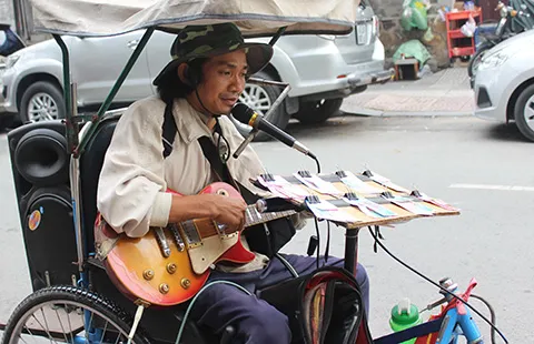 Hát rong mỗi ngày nuôi mẹ ảnh 1 Hát rong mỗi ngày nuôi mẹ ảnh 1