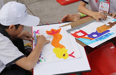 Sao cô giáo lại bắt con làm bài giống bạn? ảnh 1