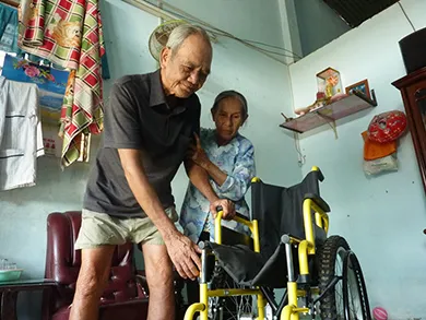 Ấm tình công nhân lo cho bà cụ nhặt ve chai ảnh 2 Ấm tình công nhân lo cho bà cụ nhặt ve chai ảnh 2