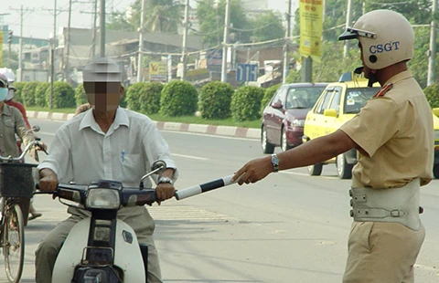 CSGT trưng dụng tài sản: Không ổn về pháp lý! ảnh 1