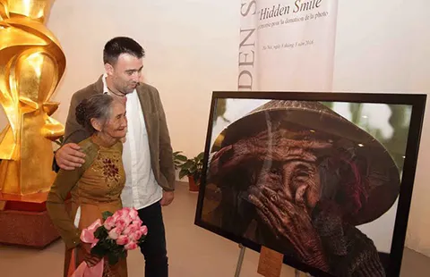 ‘Cụ bà đẹp nhất thế giới’ vẫn chèo ghe ảnh 3