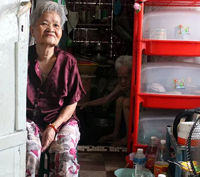 Hai chị em già run rẩy sợ lạc mất nhau ảnh 2