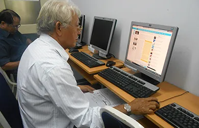 Người già Sài Gòn háo hức đi học Internet ảnh 2