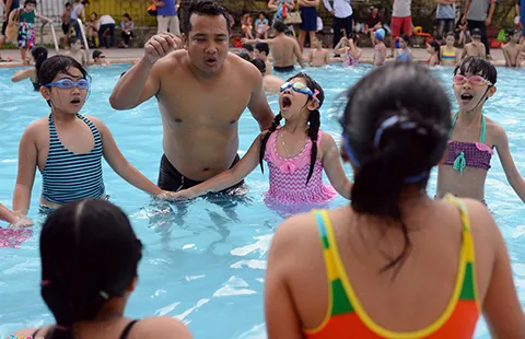 Mang xe đưa đón, dạy bơi miễn phí cho trẻ ảnh 2