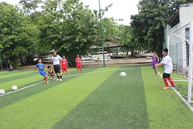 Dùng bóng đá xóa chửi thề của trẻ đường phố ảnh 2