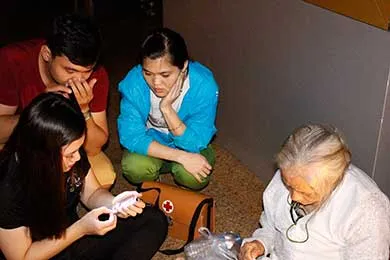 Bác sĩ đi hát để... kiếm cơm cho bệnh nhân ảnh 2