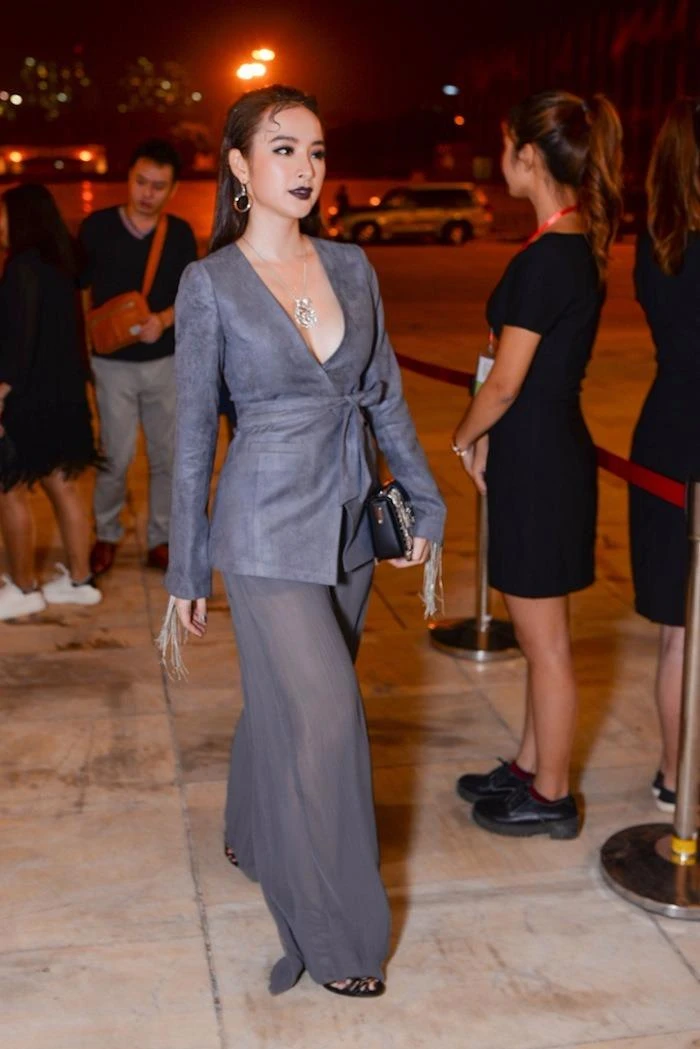 'Bà mẹ nhí' Angela Phương Trinh không tránh khỏi khoảnh khắc hớ hênh khi mang trang sức có giá trị gần 2 tỉ đồng. Ảnh VTC