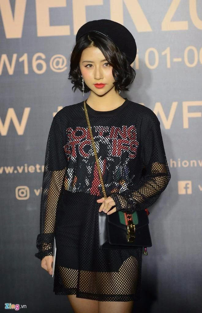 Quỳnh Anh Shyn tạo ấn tượng với set đồ phối giữa áo thun, chân váy ôm và áo lưới bên ngoài. Ảnh ZING