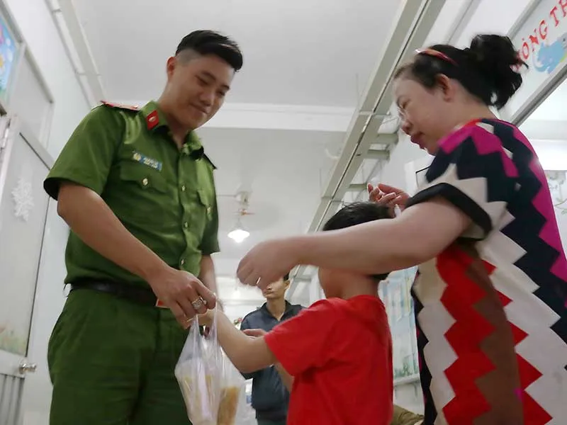 Công an nấu cháo giúp bệnh nhân nghèo ảnh 2