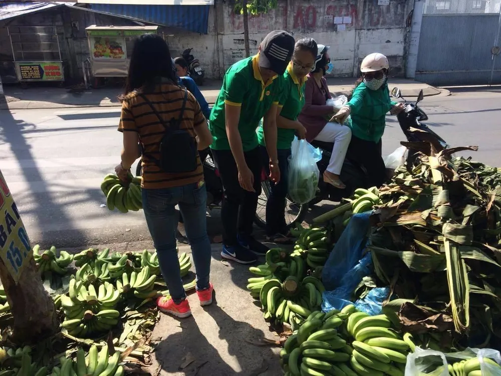 Nhiều người dân đi đường dừng lại mua chuối tại 419 Nơ Trang Long, quận Bình Thạnh. 