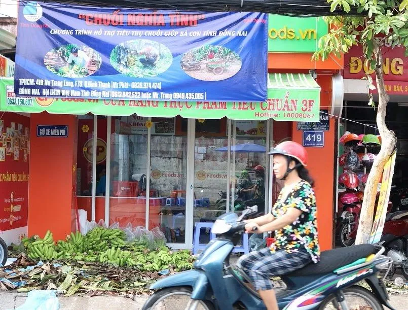 Tấm băng rôn treo trước điểm bán chuối số 419 Nơ Trang Long, quận Bình Thạnh, TP.HCM có dòng chữ "chuối nghĩa tình" 