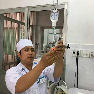 Nam điều dưỡng kể chuyện hài cho bệnh nhân quên đau ảnh 2