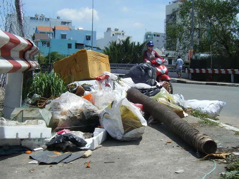 Cầu Lý Phục Man thành bãi rác tự phát ảnh 1