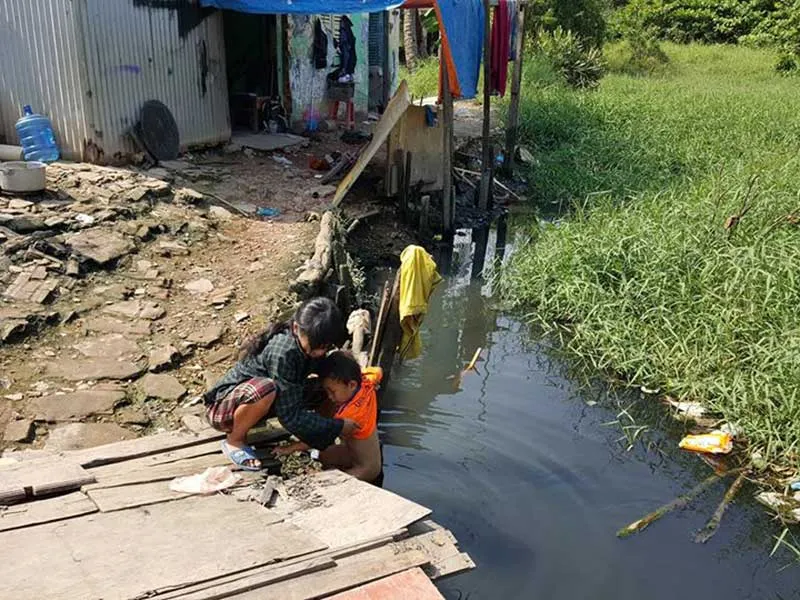 Gia đình 17 người nghèo xơ xác bên dòng kênh đen ảnh 2