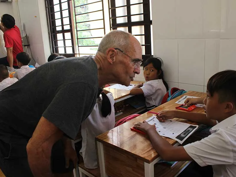 Ông Tây dạy tiếng Anh và sở thích ánh nắng đặc biệt ảnh 1