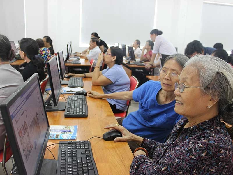 Ông bà rủ nhau đi học vi tính, lướt Facebook ảnh 2