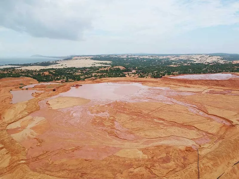 Những hồ bùn đỏ khổng lồ chực chờ gây họa - ảnh 1