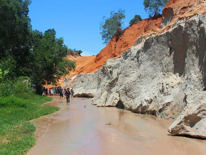 Thủ thủ titan kêu cứu: Nước ngầm và danh thắng lâm nguy ảnh 3