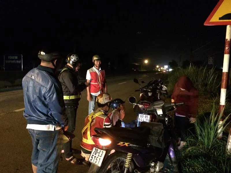 Dân tặng ... xăng cho Đội cứu nạn giao thông ảnh 2