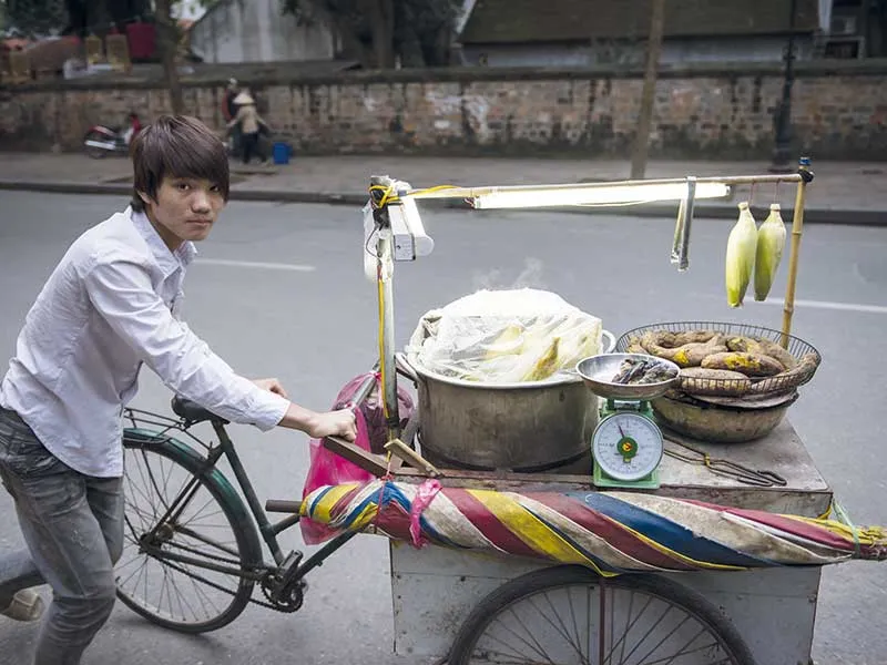 Những người đi qua phố ảnh 3