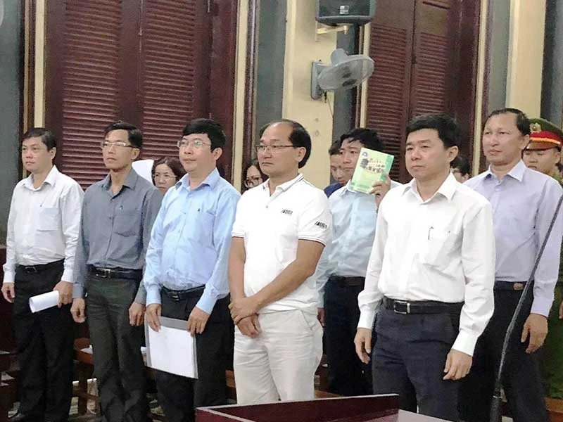 Luật sư đang ngồi tòa bị xóa tên, tính sao? ảnh 2