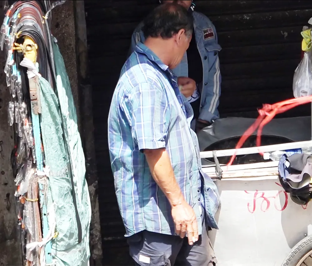 Thả xe theo ‘lệnh’ của ông bán nước dừa ảnh 3 Thả xe theo ‘lệnh’ của ông bán nước dừa ảnh 3