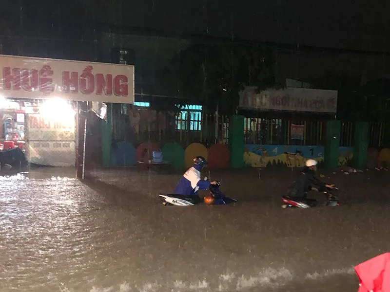 TP.HCM ngập nặng vì bão số 9 ảnh 5
