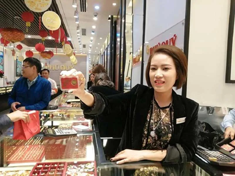 Ngày thần tài: Doanh nghiệp vàng hốt bạc, người mua lỗ đậm ảnh 2 Ngày thần tài: Doanh nghiệp vàng hốt bạc, người mua lỗ đậm ảnh 2