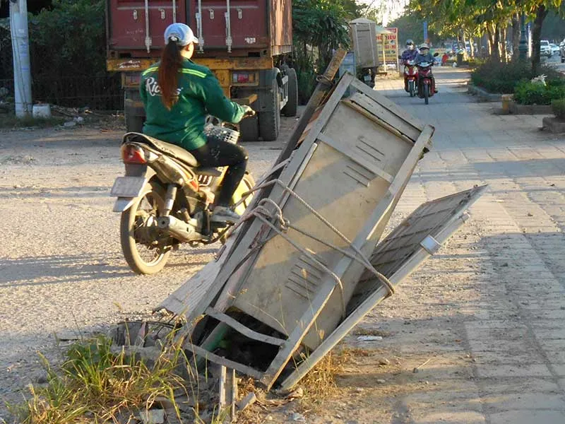 Nguy hiểm tủ điện bị nghiêng! ảnh 1