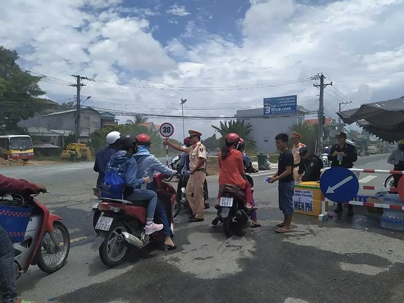 Nửa mặt đường quốc lộ 91 sạt xuống sông Hậu ảnh 2