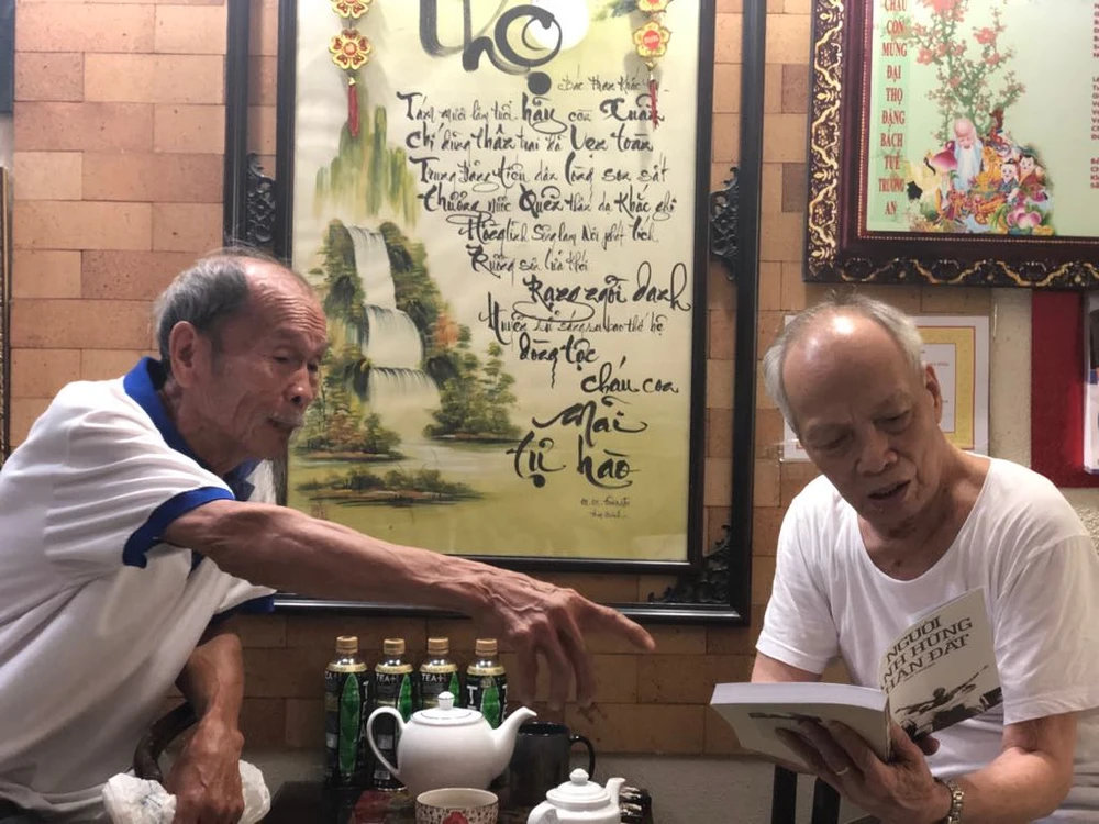 Anh hùng Nguyễn Văn Bảy lội đồng hái sen ở tuổi 83 ảnh 2