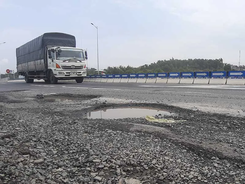 Đường dẫn cầu vượt cao tốc Đà Nẵng-Quảng Ngãi nứt toác ảnh 2