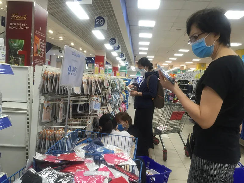 Gạo, rau, thịt… đầy ắp siêu thị ảnh 2