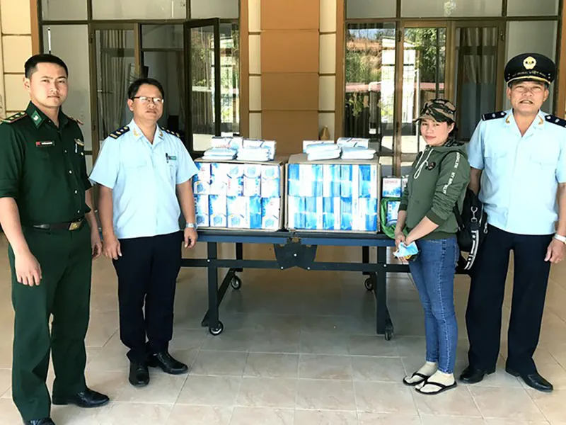 Người nước ngoài buôn lậu hàng ngàn hộp khẩu trang ảnh 2