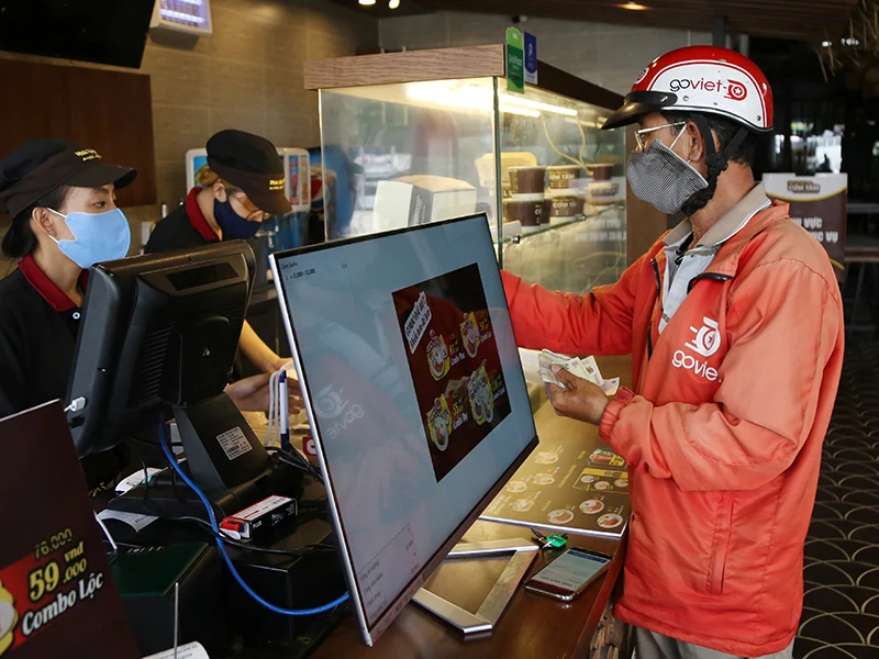 Nở rộ dịch vụ phục vụ tận cửa, tận bàn mùa dịch ảnh 2