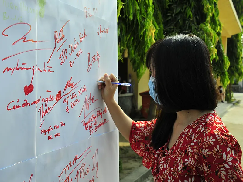 Nghĩa tình ‘đội quân áo xanh’ ở khu cách ly ảnh 3