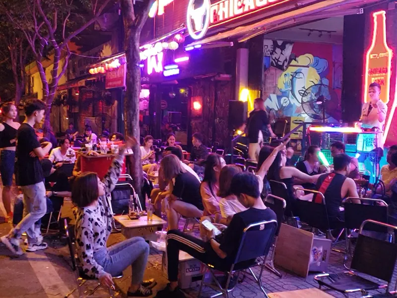 Chủ tịch phường phải chịu trách nhiệm quán nhậu tràn ra đường ảnh 3 Chủ tịch phường phải chịu trách nhiệm quán nhậu tràn ra đường ảnh 3