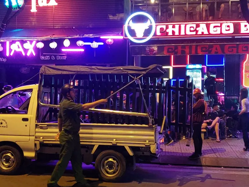 Chủ tịch phường phải chịu trách nhiệm quán nhậu tràn ra đường ảnh 4 Chủ tịch phường phải chịu trách nhiệm quán nhậu tràn ra đường ảnh 4