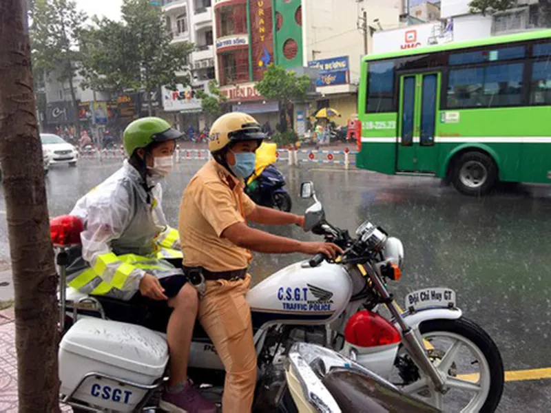 Thí sinh thở phào trong ngày thi THPT đầu tiên ảnh 3 Thí sinh thở phào trong ngày thi THPT đầu tiên ảnh 3