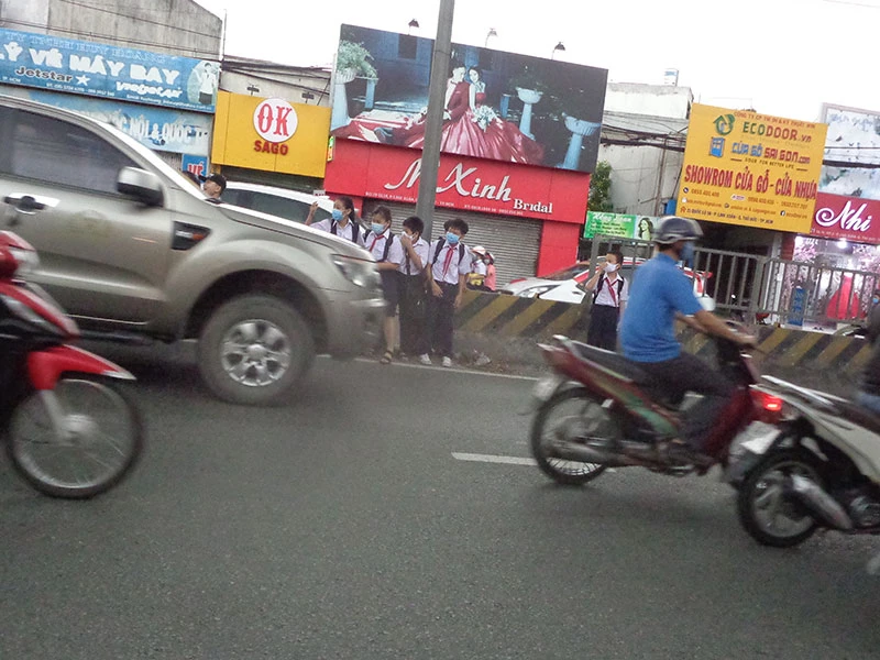 Học sinh băng qua đường vầy quá nguy hiểm! ảnh 2