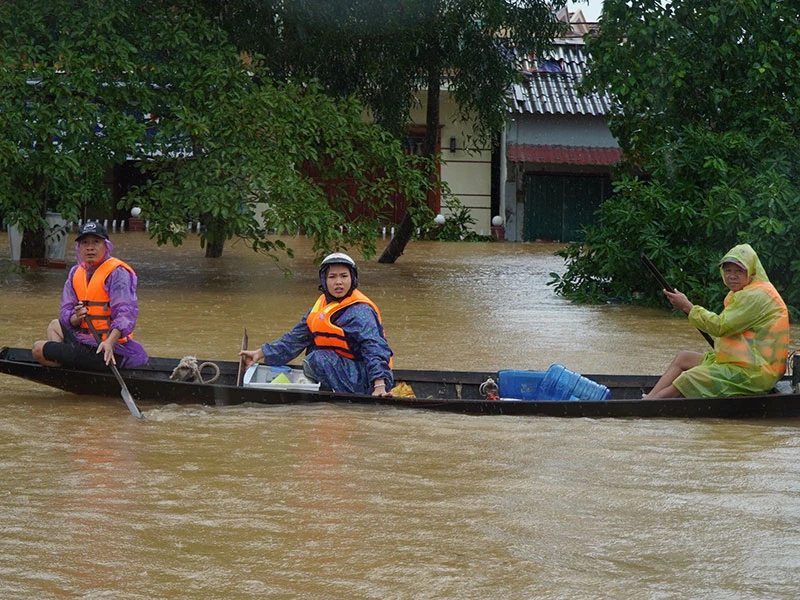 Lập trạm tiền phương tiếp nhận, phân chia hàng cứu trợ ảnh 4
