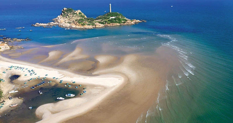 Hải đăng Kê Gà được xây dựng từ thời Pháp, là ngọn đèn biển cao nhất và lâu đời nhất ở Việt Nam, nơi thu hút nhiều du khách đến tham quan.