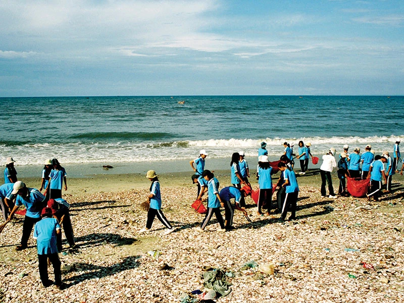 Để bảo vệ môi trường biển, các học sinh thường xuyên tổ chức các buổi lao động thu gom rác thải tại bãi biển Mũi Né (Phan Thiết, Bình Thuận).