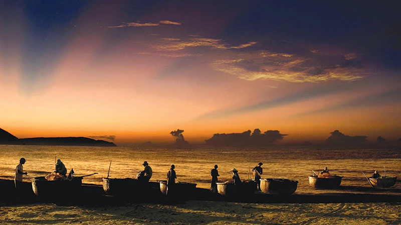 Bãi biển Đồi Dương (Phan Thiết, Bình Thuận) do biển xâm thực gây xói lở, người dân địa phương dùng cọc để tạm thời chống sạt lở trong khi chờ xây kè kiên cố.