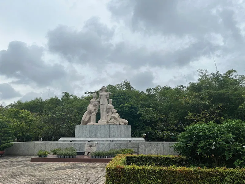 Tượng đài bất khuất ở khu di tích Ngã Ba Giồng.