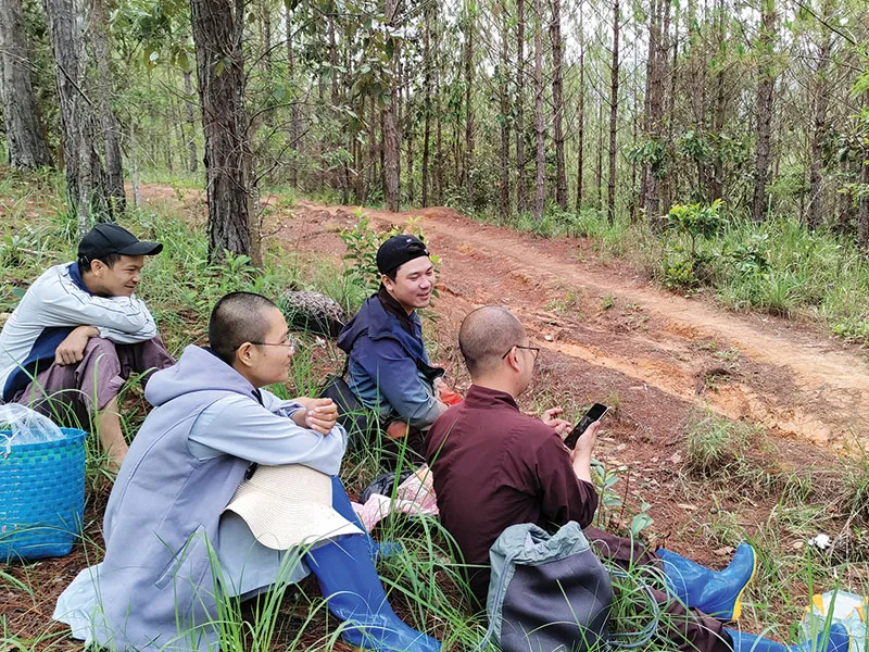 Du lịch kết hợp tu tập thiền định nơi rừng sâu, núi thẳm là lựa chọn mới của nhiều bạn trẻ ngày nay.